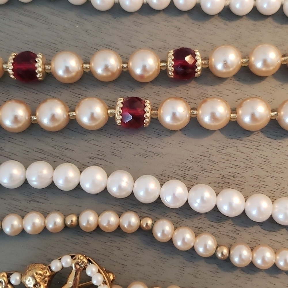 Pearl Set Costume Jewelry - 4 Necklaces & 2 Pins - Picture 9 of 10